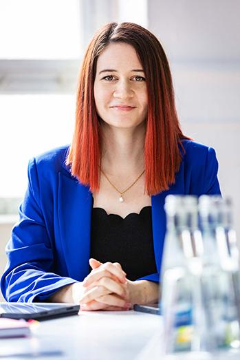 studiofotografie businessfotografie corporate fotografie Mitarbeiterportrait Businessfoto fuer LinkedIn Social Media Managerin Karlsruhe Personal Branding fotoshooting