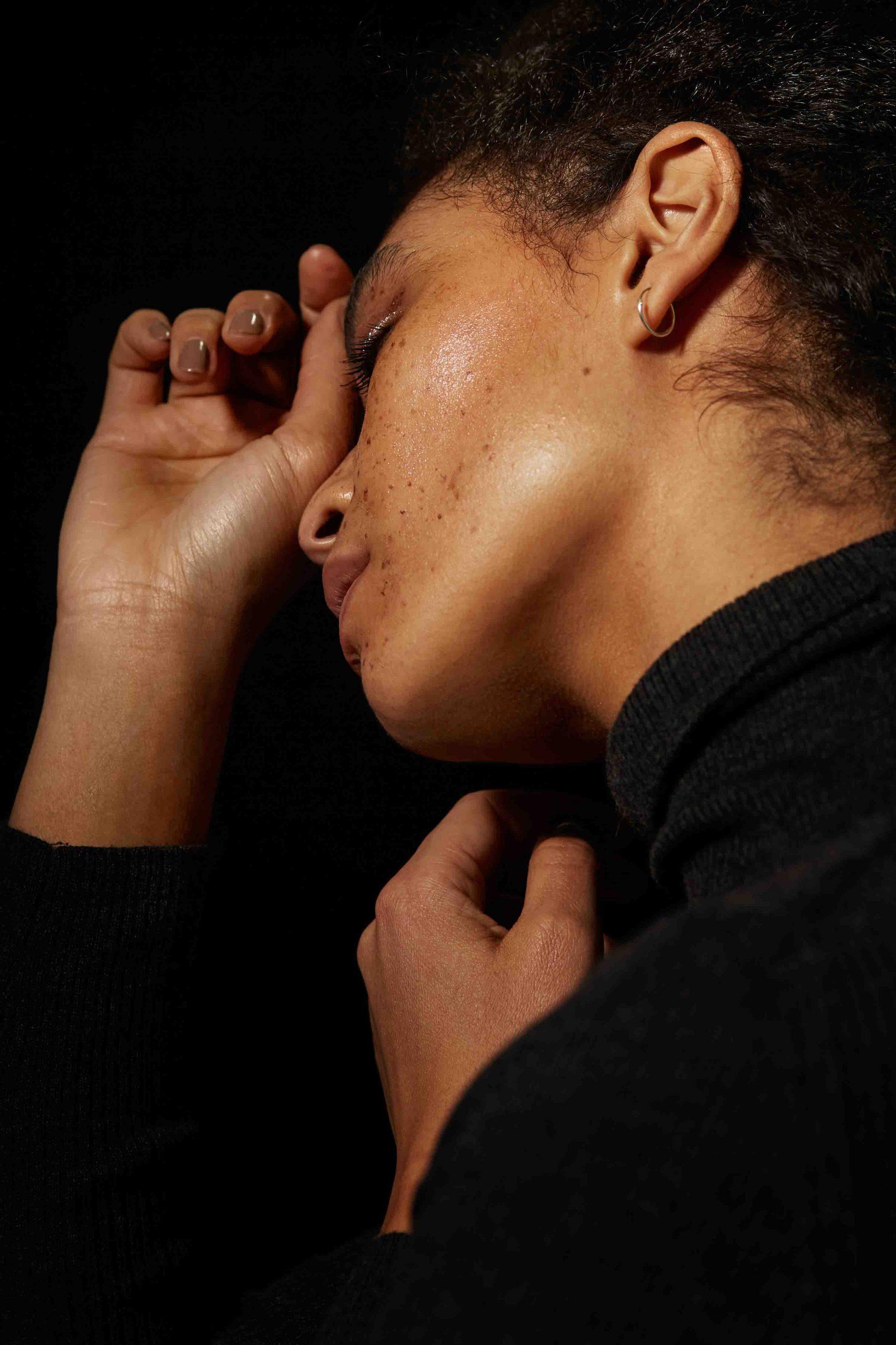 corporate fotografie Portrait Portrait vor schwarzem Hintergrund Kopf Locken