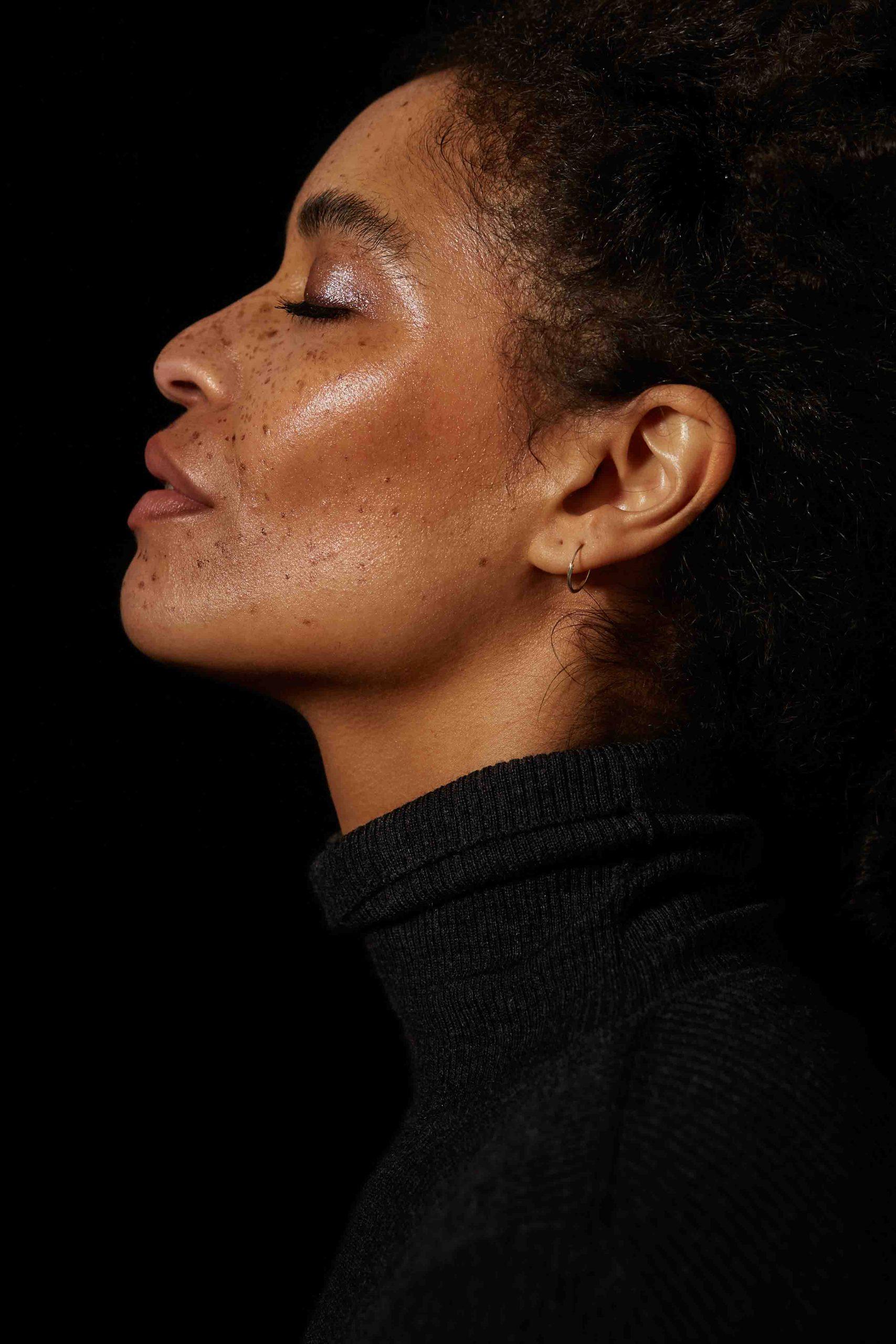 corporate fotografie Portrait Portrait vor schwarzem Hintergrund Kopf Locken