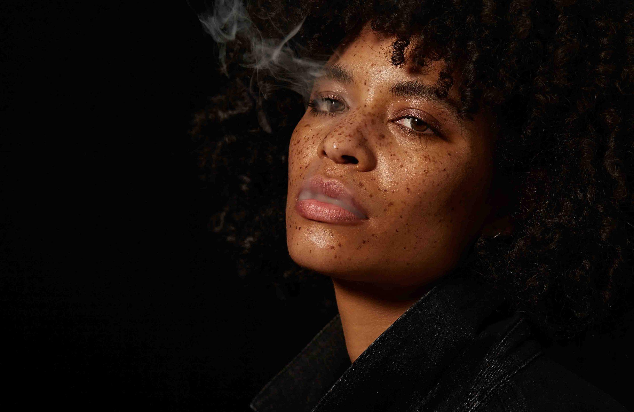 corporate fotografie Portrait Portrait vor schwarzem Hintergrund Kopf Locken